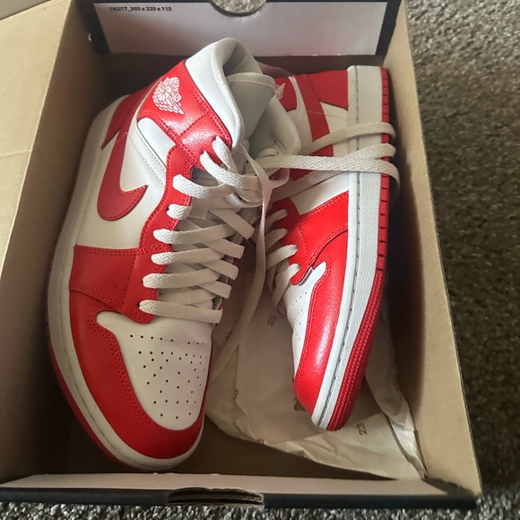 Orange air Jordan’s men’s and women’s shoe since 8 women’s size 6.5 men’s - Picture 2 of 5